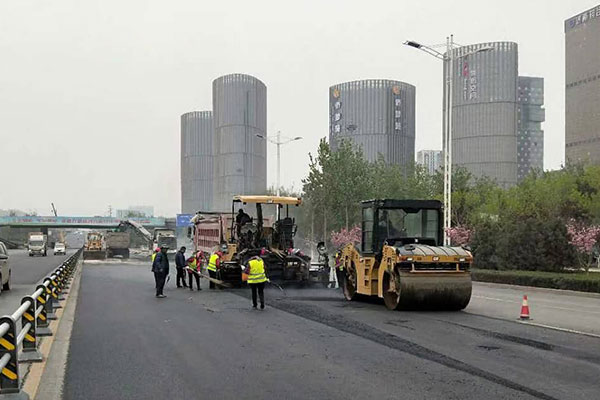 高速公路路面施工为什么多数使用沥青材料？